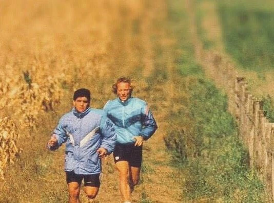 VIDEO: Un grupo de fútbol amateur recreó el entrenamiento de Diego de 1994