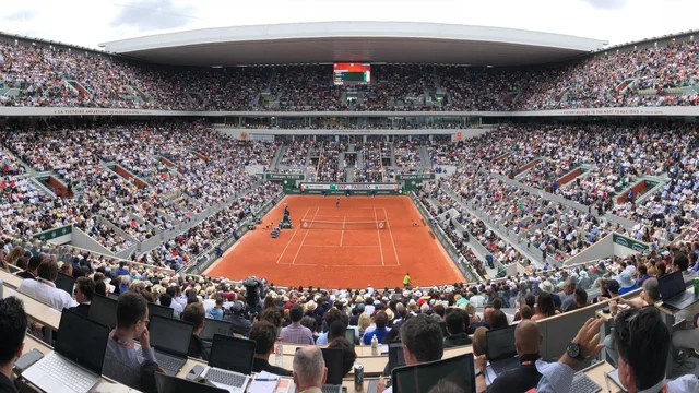 Un entrenador argentino abandonó a su jugador tras perder en Roland Garros y estalló la polémica