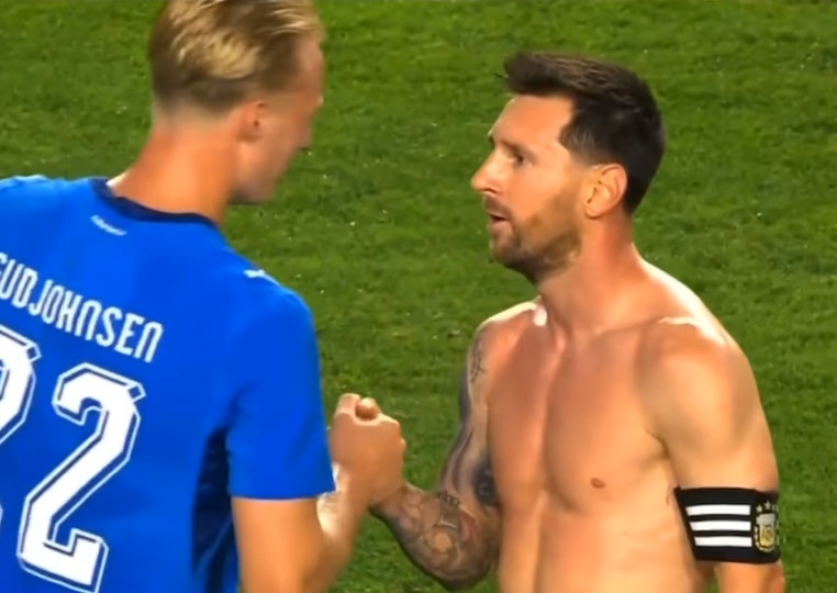 El emotivo abrazo entre Lionel Messi y Gudjohnsen que recordó una historia del Barcelona